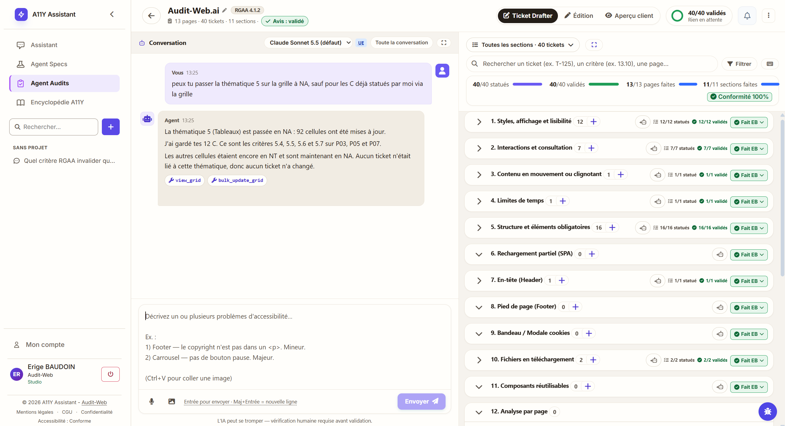 Espace d’audit d’a11y-assistant pour le site Audit-Web.ai, audité selon le RGAA 4.1.2 : 13 pages, 40 tickets, 11 sections, avis validé. À gauche, l’auditeur demande à l’agent de passer une thématique en non applicable, sauf les critères qu’il a déjà jugés conformes ; l’agent confirme la mise à jour de la grille. À droite, les sections du rapport avec leurs tickets : 40 sur 40 statués et validés, conformité 100 %.