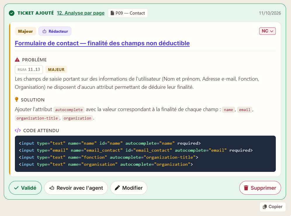 Ticket d’audit dans a11y-assistant. Non-conformité majeure au critère RGAA 11.13 : les champs du formulaire de contact n’indiquent pas leur finalité. La solution propose l’attribut autocomplete, avec les valeurs name, email, organization-title et organization, puis le code attendu. En bas, les boutons Validé, Revoir avec l’agent, Modifier et Supprimer.